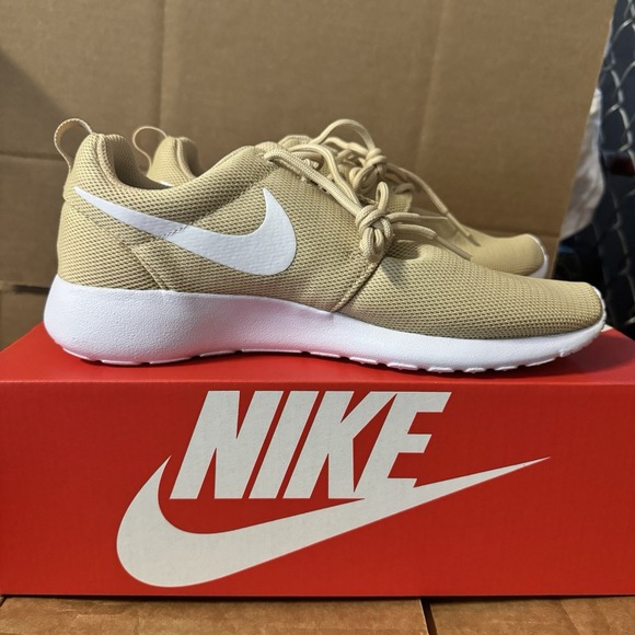 "NEW" Nike Women's Roshe One Running Sneakers Size 8 US - Picture 1 of 5